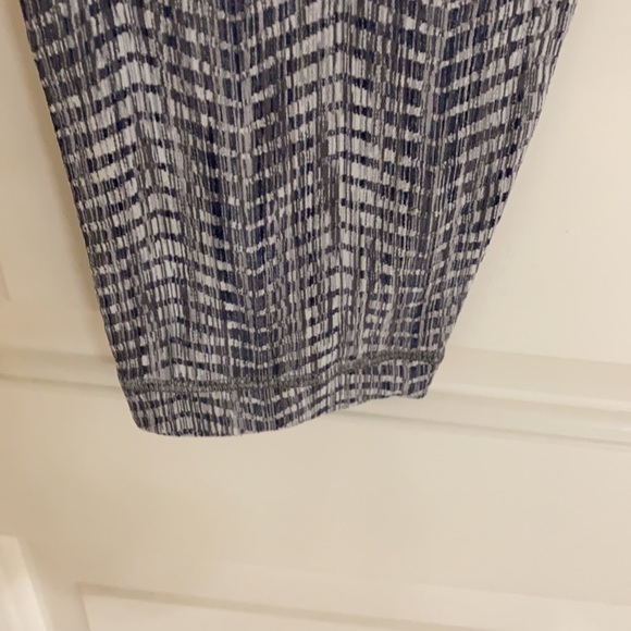 GUC Lululemon Sz 8 Grey textured leggings - Picture 4 of 6